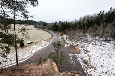 Kışın donmuş nehir