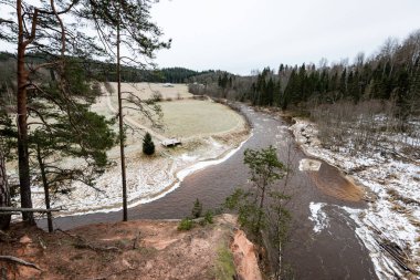 Kışın donmuş nehir
