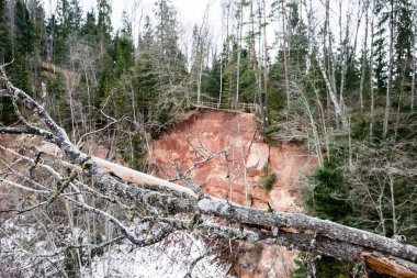 Kışın donmuş nehir