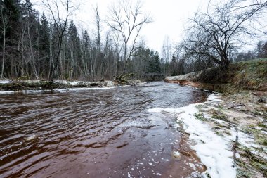 Kışın donmuş nehir