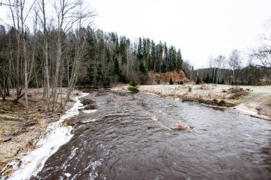 Kışın donmuş nehir