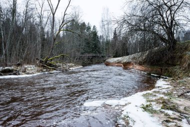 Kışın donmuş nehir