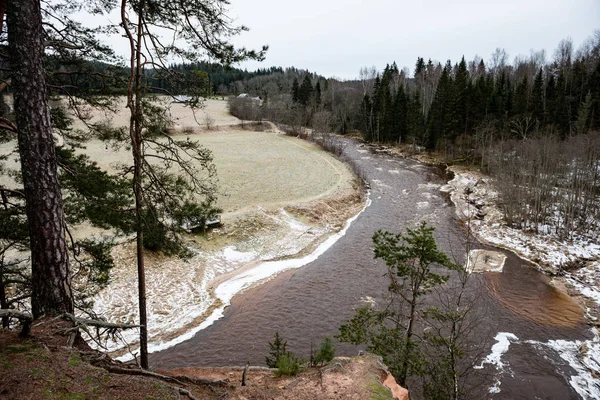 Kışın donmuş nehir
