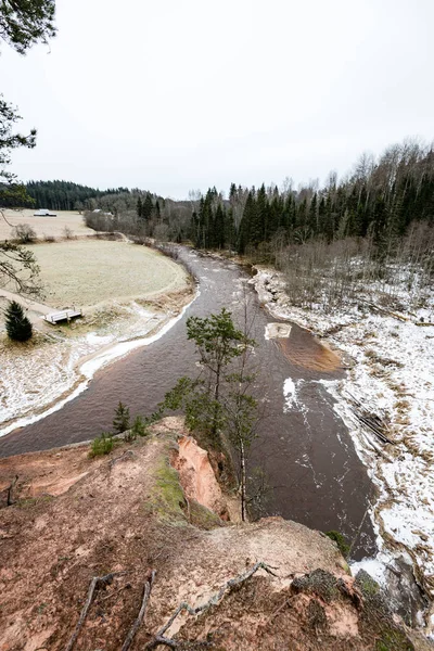 Kışın donmuş nehir