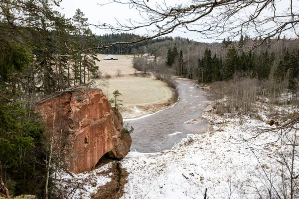 Kışın donmuş nehir