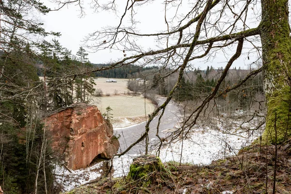 Kışın donmuş nehir