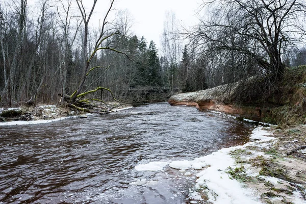 Kışın donmuş nehir
