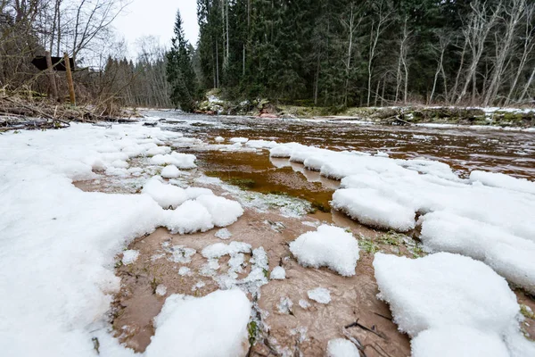 Kışın donmuş nehir