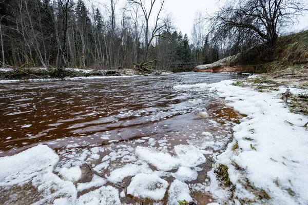 Kışın donmuş nehir