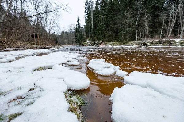 Κατεψυγμένο ποτάμι το χειμώνα — Φωτογραφία Αρχείου