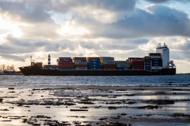 Kargo gemisi liman yelken gidiyor