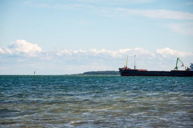 Kargo gemisi liman yelken gidiyor