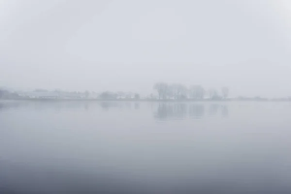 Nebbia pesante sul fiume in autunno — Foto Stock