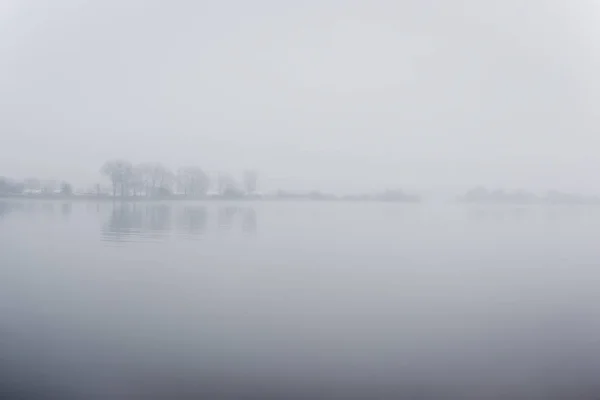 Brouillard épais sur la rivière en automne — Photo