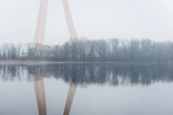 Nebbia pesante sul fiume in autunno — Foto Stock