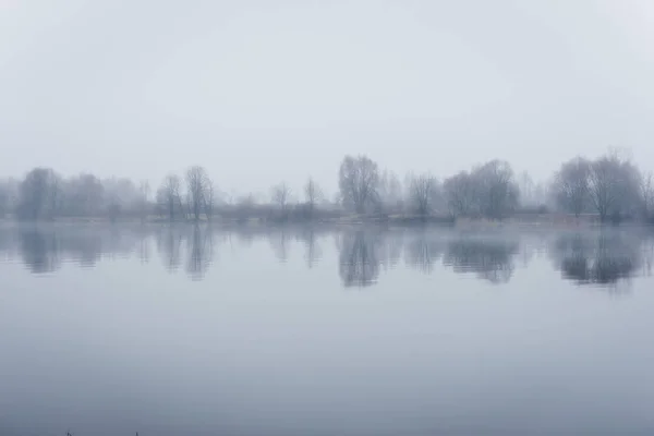Niebla pesada sobre el río en otoño —  Fotos de Stock