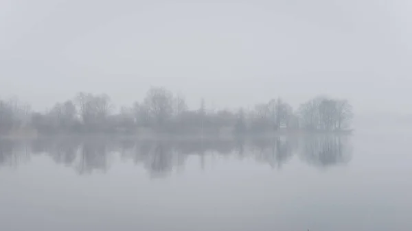Brouillard épais sur la rivière en automne — Photo