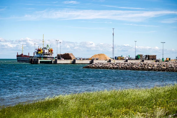 Frachtschiff verlässt Hafen — Stockfoto