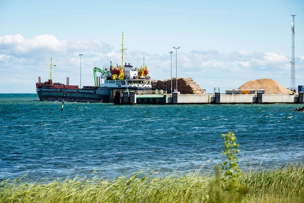 Navio de carga está saindo do porto à vela — Fotografia de Stock