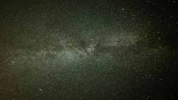 Hermosa galaxia de la Vía Láctea en un cielo nocturno y silueta de árbol — Foto de Stock