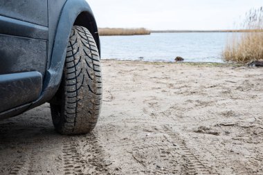 Kimliği belirsiz offroad araç bir çöl safari sırasında
