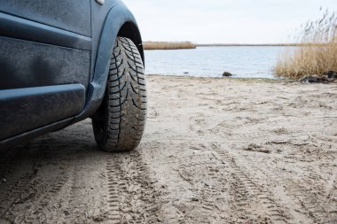 Kimliği belirsiz offroad araç bir çöl safari sırasında