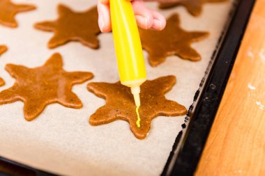 Zencefilli kurabiye serisi yapma. Hazırlama ve kesme hamur s