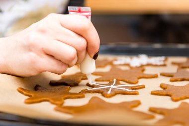 Zencefilli kurabiye serisi yapma. Hazırlama ve kesme hamur s