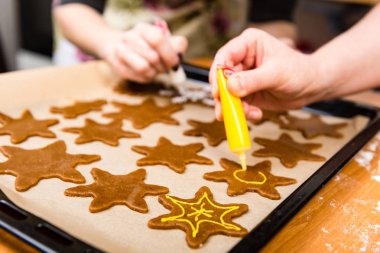 Zencefilli kurabiye serisi yapma. Hazırlama ve kesme hamur s