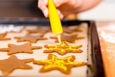 Zencefilli kurabiye serisi yapma. Hazırlama ve kesme hamur s