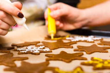 Zencefilli kurabiye serisi yapma. Hazırlama ve kesme hamur s