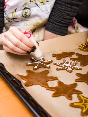 Zencefilli kurabiye serisi yapma. Hazırlama ve kesme hamur s