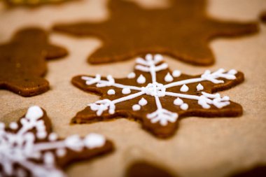 Zencefilli kurabiye serisi yapma. Hazırlama ve kesme hamur s