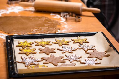 Zencefilli kurabiye serisi yapma. Plaka üzerinde hazır tanımlama bilgileri