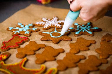 Zencefilli kurabiye serisi yapma. Hazırlama ve kesme hamur s