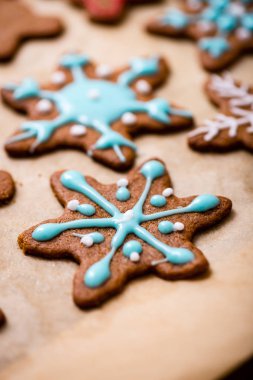 Zencefilli kurabiye serisi yapma. Plaka üzerinde hazır tanımlama bilgileri