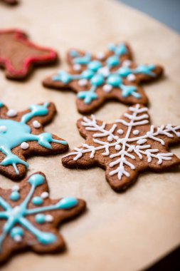 Zencefilli kurabiye serisi yapma. Plaka üzerinde hazır tanımlama bilgileri