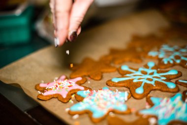 Zencefilli kurabiye serisi yapma. Hazırlama ve kesme hamur s