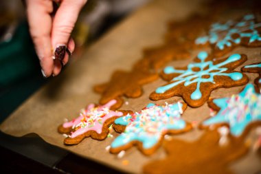 Zencefilli kurabiye serisi yapma. Hazırlama ve kesme hamur s