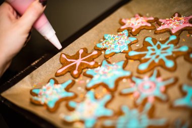 Zencefilli kurabiye serisi yapma. Hazırlama ve kesme hamur s