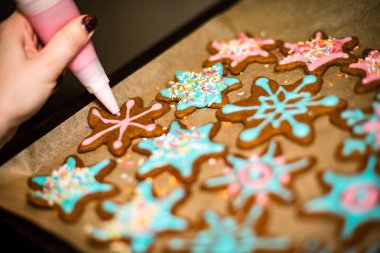 Zencefilli kurabiye serisi yapma. Hazırlama ve kesme hamur s