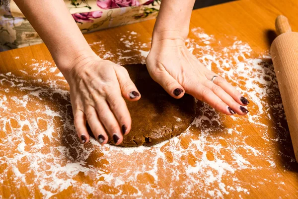 Herstellung von Lebkuchen Serie. Teigblatt in Schaft schneiden — Stockfoto