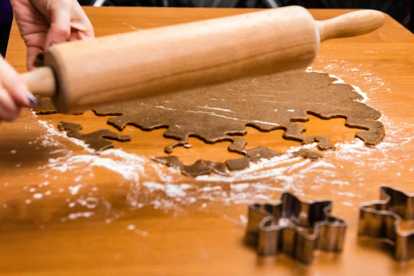 Herstellung von Lebkuchen Serie. Teigblatt in Schaft schneiden — Stockfoto