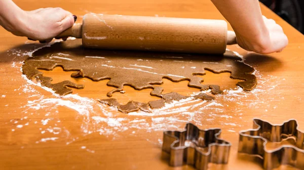 Herstellung von Lebkuchen Serie. Teigblatt in Schaft schneiden — Stockfoto