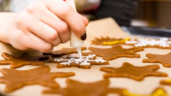 Herstellung von Lebkuchen Serie. Teig zubereiten und schneiden — Stockfoto