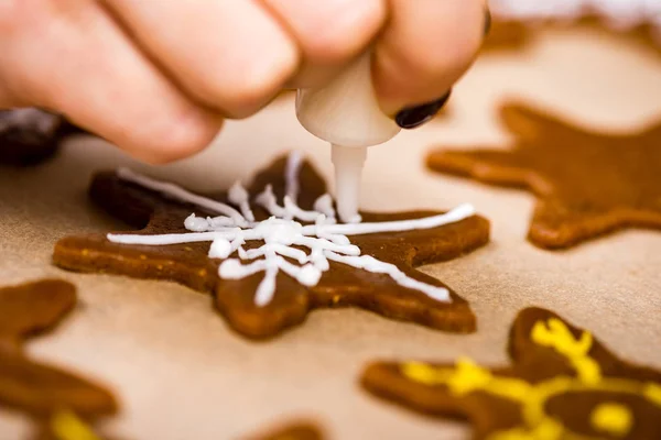 Herstellung von Lebkuchen Serie. Teig zubereiten und schneiden — Stockfoto