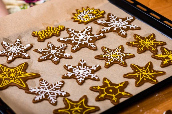 Making Gingerbread Cookies Series.  Ready cookies on the plate — Stock Photo, Image