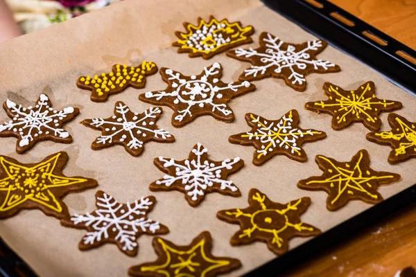 Herstellung von Lebkuchen Serie. Fertige Kekse auf dem Teller — Stockfoto