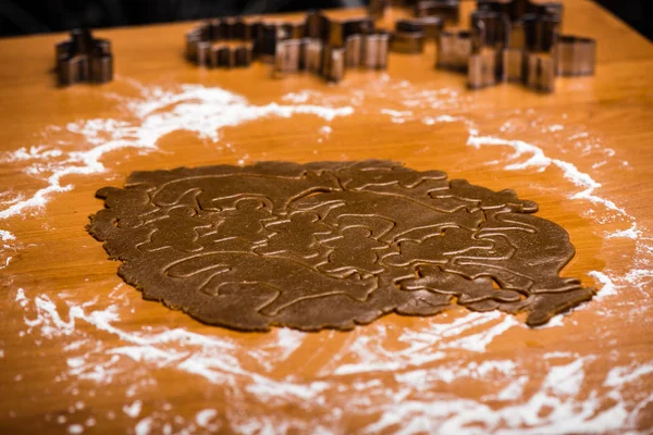 Maken van peperkoek Cookies serie. Snijden van deeg vel in shap — Stockfoto