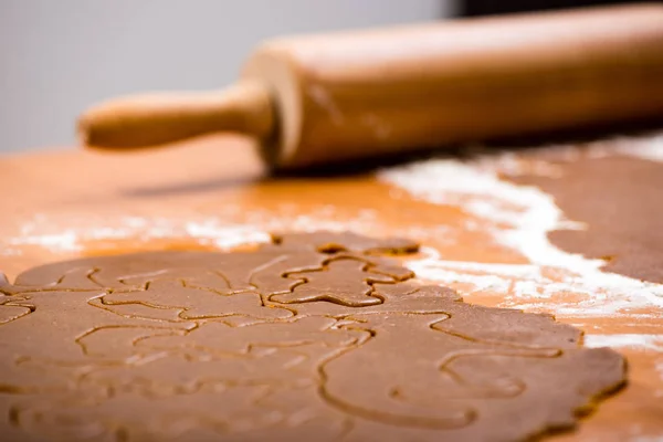 Herstellung von Lebkuchen Serie. Teigblatt in Schaft schneiden — Stockfoto